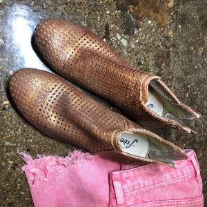 Clean Slates Ankle Boots. (Bronze color) new!!!!